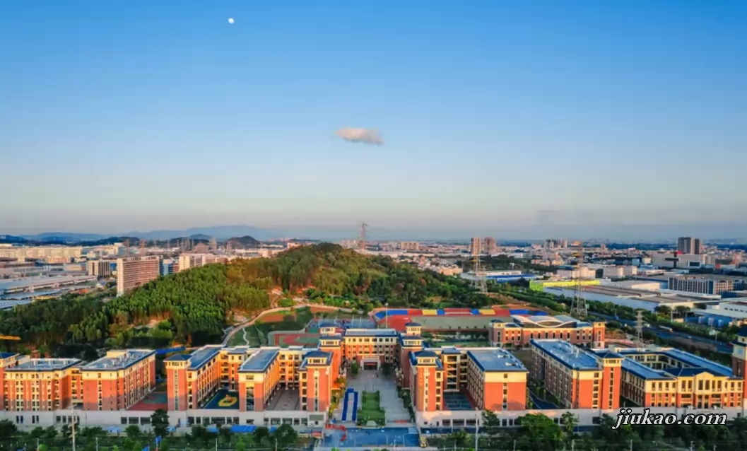 广州市华商外语实验高级中学2